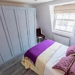 Comfortable 4 Bed Mews Town House Near Hyde Park