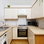 Modern 4-Bedroom Apartment In Fulham, London