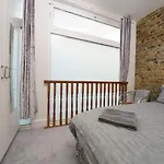 Modern 4-Bedroom Apartment In Fulham, London
