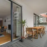 A Modern Two Bedroom Flat With Private Parking