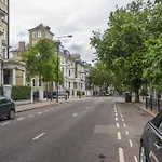 Lovely Chelsea Home Near The Thames By Underthedoormat