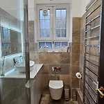 Tower Bridge Spacious King Bedroom With Extra Large Windows