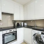 Stylish 2Bed With Sky Window