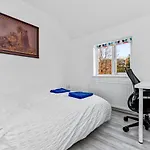Family House In The Heart Of Hanwell With 5 Stars!