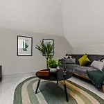 1 Bedroom Stylish Apartment In Webley Park