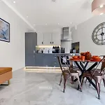 Beautiful, Stylish & Modern - Great For Transport!