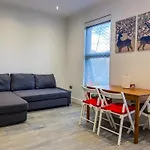 Beautiful 1 Bedroom Flat Close To City Centre