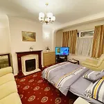 Barking London House Sleeps 11 - Parking - Train Tube - Airport