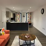 Modern En-Suite Room And Self Catering In London