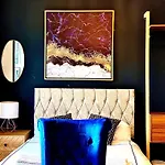 Duke And Duchess Apartments And Rooms - Private In Room Hot Tub Suites
