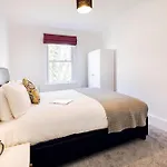 Bright And Modern Earls Court Gem