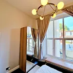 Stunning Hyde Park Home With Private Balcony & Lift Elevator Access