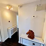 Stunning Hyde Park Home With Private Balcony & Lift Elevator Access