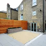 Quintessential Town House Close To Central London