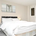 Luxury 5 Star Apartments, Parking, Garden, Near Metro Stations 10-15Mins To London