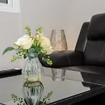 Luxury 5 Star Apartments, Parking, Garden, Near Metro Stations 10-15Mins To London