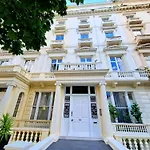 Stunning Hyde Park Home With Private Balcony & Lift Elevator Access