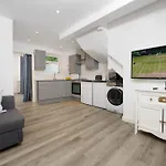 Modern Apartment In South West London