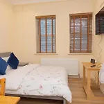 Evergreen Apartments- Flat 1, London
