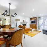 Hyde Park Hideaway Sleeps 6