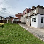 Barking London House Sleeps 11 - Parking - Train Tube - Airport