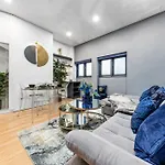 Two Bedroom Flat Right Opposite To Harrods Kb15