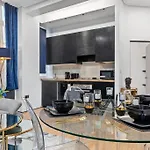 Two Bedroom Flat Right Opposite To Harrods Kb15