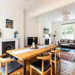 2-Bedroom Split-Level Apartment In Notting Hill