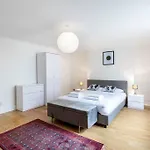 2-Bedroom Split-Level Apartment In Notting Hill
