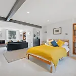 Cosy, Calm Camden Square Studio