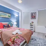 Lovely 2- Bedroom Apartment In Central London