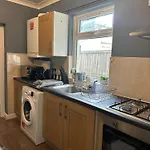 Amazing Ground Floor One Bedroom Apartment Forest Road