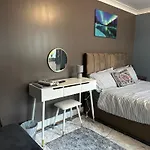 Amazing Ground Floor One Bedroom Apartment Forest Road