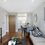 Stunning 2 Bed, 2 Bath High Rise Property Minutes From Canary Wharf