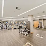 Stunning 2 Bed, 2 Bath High Rise Property Minutes From Canary Wharf