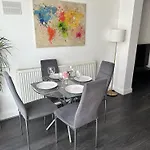 Modern Four Bedroom Semi-Detached House With Off Street Parking 8 Min Drive To Wembley Stadium, 5 Miles To Central London