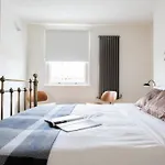 Stunning Views, Top Floor Flat