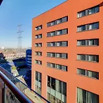 Free Parking - Stylish Three Bedroom Apartment By London Excel