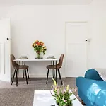Beautiful 1-Bed Apartment With Garden In London