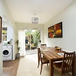 Victoria Park 2 Bedroom House W/ Garden & Parking