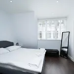 Stylish 3Br Flat In The Heart Of Soho London
