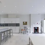 Modern 3 Bed Apartment In Hampstead