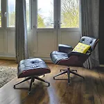 Modern Central Family-Home For 6