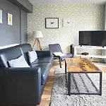 Modern Central Family-Home For 6
