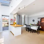 6 Bedroom House By Av Stays Acton Sleeps 11 Free Parking