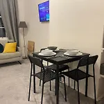 Tooting Lodge London - Cosy 2 Bedroom House With Garden, 5 Mins Walk To Tube Station
