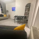 Tooting Lodge London - Cosy 2 Bedroom House With Garden, 5 Mins Walk To Tube Station