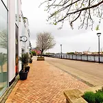 Stylish 2Bed Riverside Apartment With A Balcony