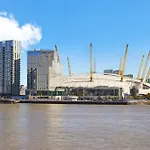 Monthly Stays! 2 Bedroom Apartment Short Term Rental & Flexible Renting Canary Wharf With Free Parking