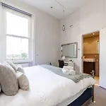 Prime Location - Stylish Apartment In Barons Court